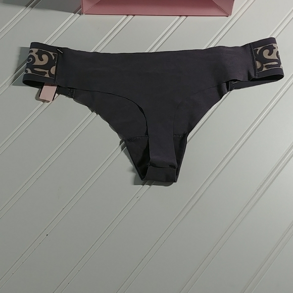 3/$25.- Victoria's Secret Seamless Scroll Thongs - Picture 9 of 9